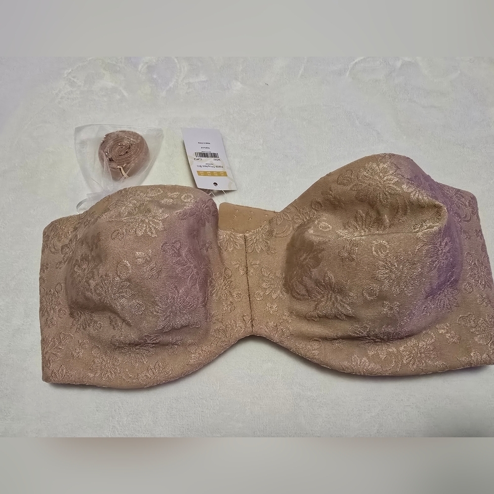 Elegant Lace Strapless Bra in Tan